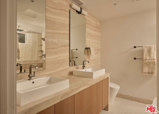 8593 Hollywood Boulevard, Los Angeles, CA 90069