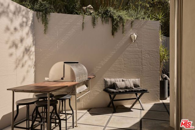 8593 Hollywood Boulevard, Los Angeles, CA 90069