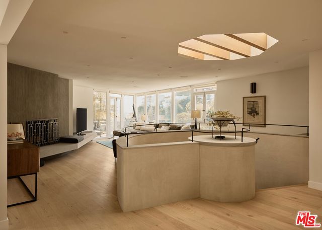 8593 Hollywood Boulevard, Los Angeles, CA 90069