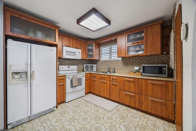 B-6 CALLE ARROYO URB EL REMANSO, San Juan, PR 00926