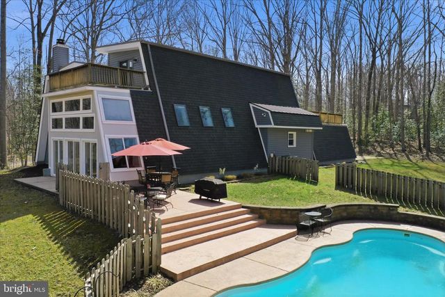 12 RIVER BLUFFS DR, Fredericksburg, VA 22407