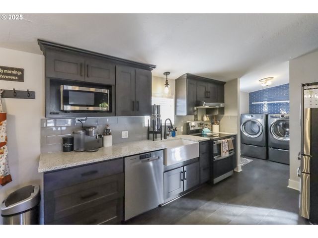 620 E 2ND St, Yamhill, OR 97148