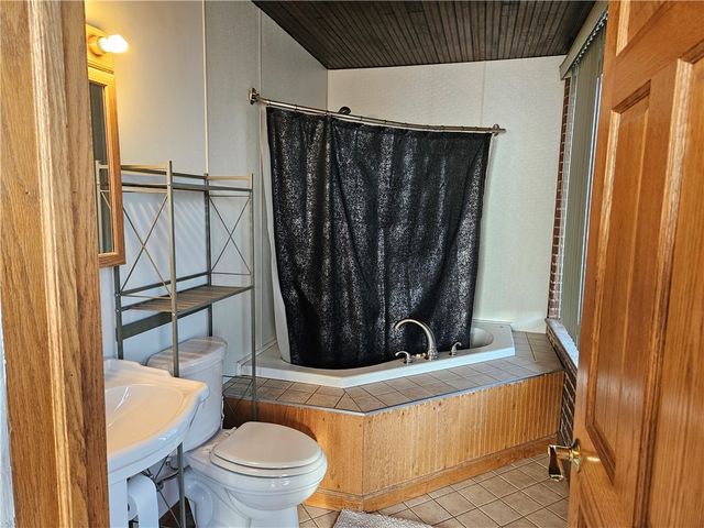 1317 Pitcairn St, Tarentum, PA 15084