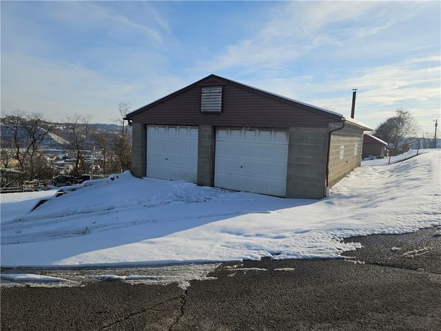 1317 Pitcairn St, Tarentum, PA 15084