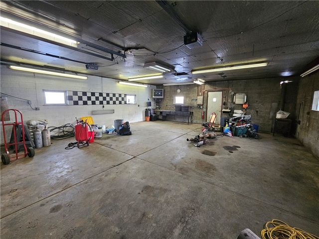 1317 Pitcairn St, Tarentum, PA 15084