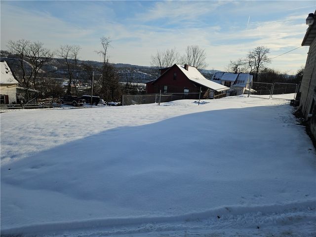 1317 Pitcairn St, Tarentum, PA 15084