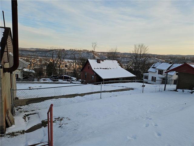 1317 Pitcairn St, Tarentum, PA 15084