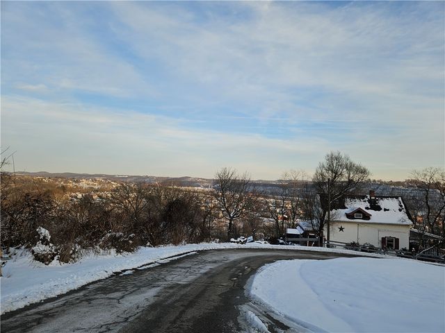 1317 Pitcairn St, Tarentum, PA 15084