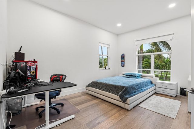 1260 Harbor Ct, Hollywood, FL 33019
