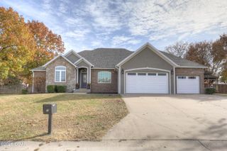 401 Dogwood Trails Lp, Carl Junction, MO 64834
