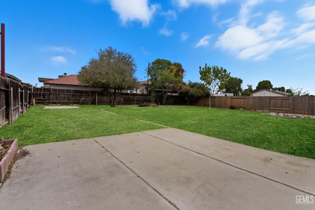 6710 Pinecone Avenue, Bakersfield, CA 93308