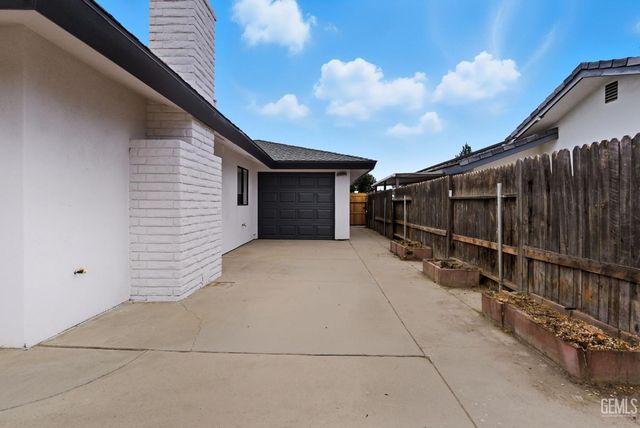 6710 Pinecone Avenue, Bakersfield, CA 93308