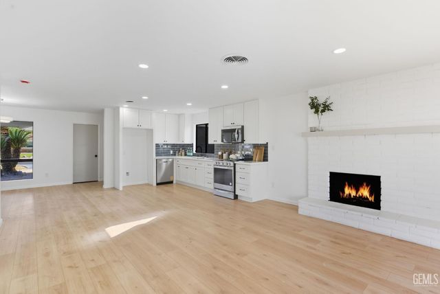 6710 Pinecone Avenue, Bakersfield, CA 93308