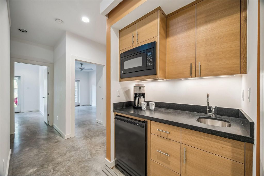 Image 10 of property listing at 530 W 26th Street, Houston, TX 77008