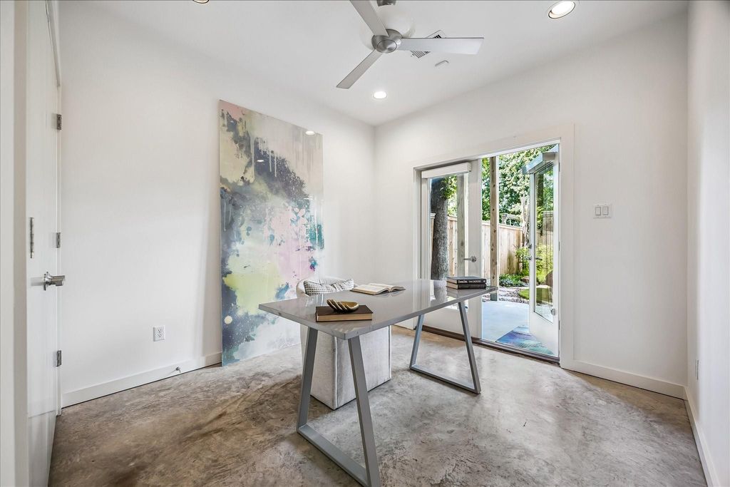 Image 13 of property listing at 530 W 26th Street, Houston, TX 77008