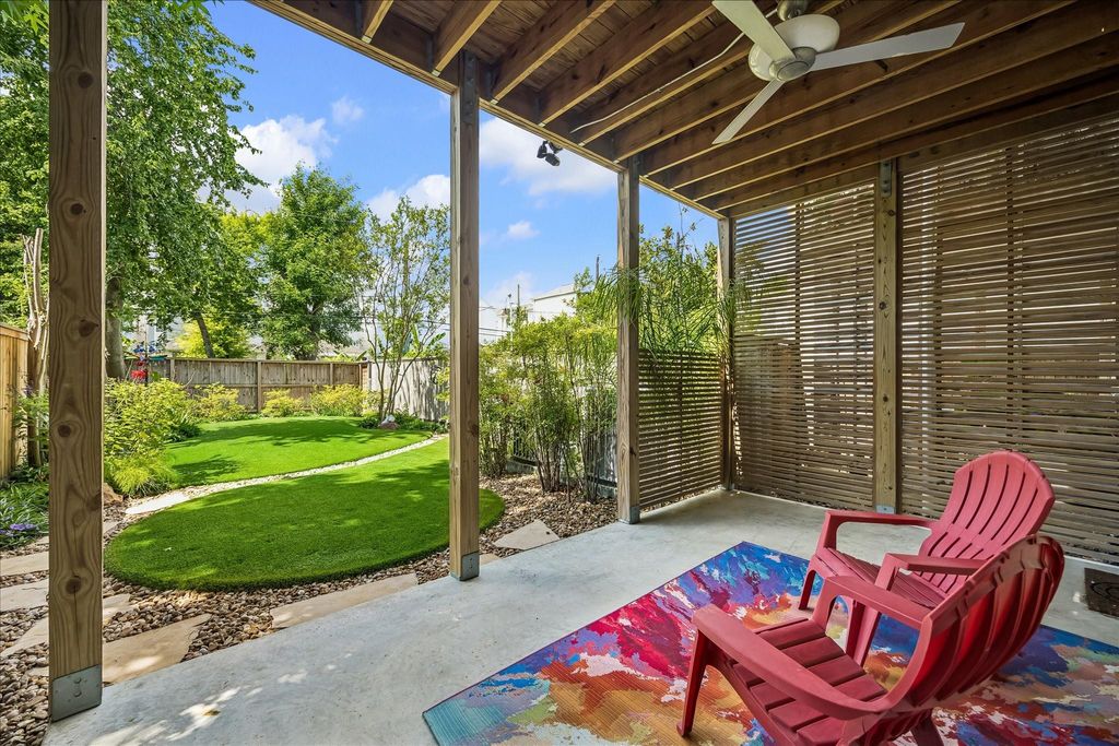 Image 14 of property listing at 530 W 26th Street, Houston, TX 77008
