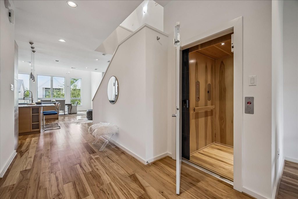 Image 17 of property listing at 530 W 26th Street, Houston, TX 77008