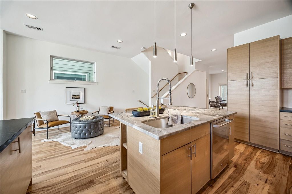 Image 19 of property listing at 530 W 26th Street, Houston, TX 77008