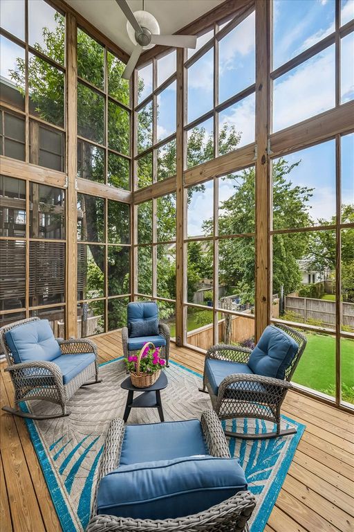Image 2 of property listing at 530 W 26th Street, Houston, TX 77008