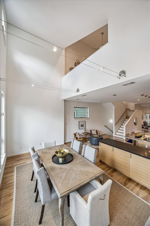 Image 22 of property listing at 530 W 26th Street, Houston, TX 77008