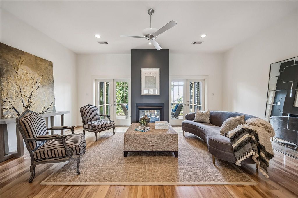 Image 23 of property listing at 530 W 26th Street, Houston, TX 77008