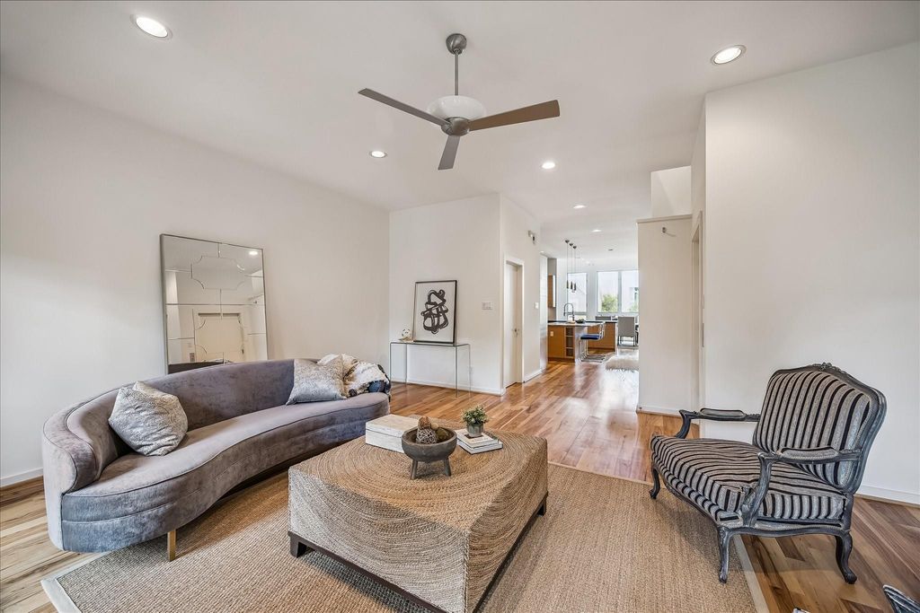 Image 25 of property listing at 530 W 26th Street, Houston, TX 77008