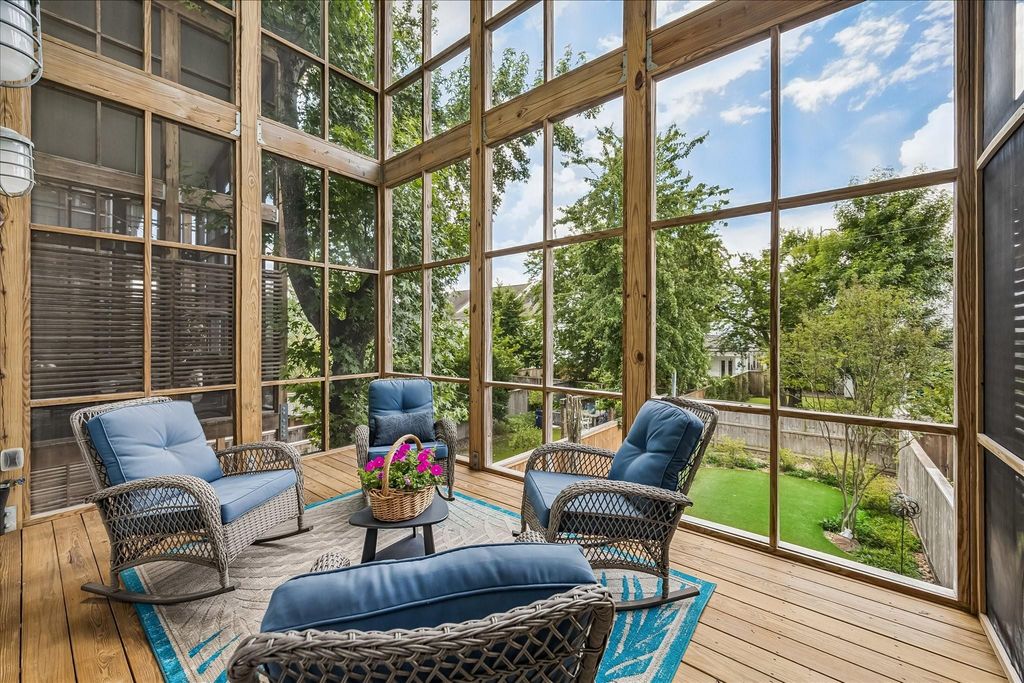 Image 26 of property listing at 530 W 26th Street, Houston, TX 77008