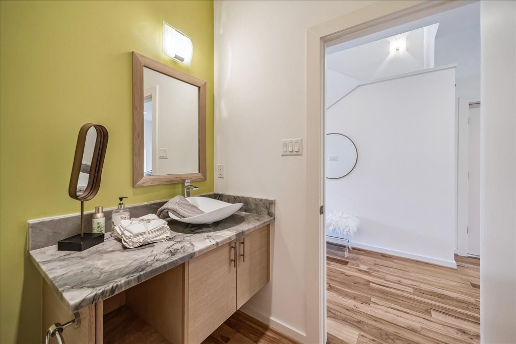 Image 28 of property listing at 530 W 26th Street, Houston, TX 77008