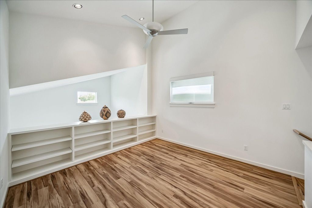 Image 31 of property listing at 530 W 26th Street, Houston, TX 77008