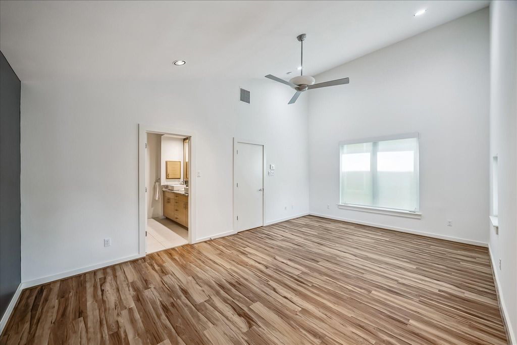 Image 33 of property listing at 530 W 26th Street, Houston, TX 77008