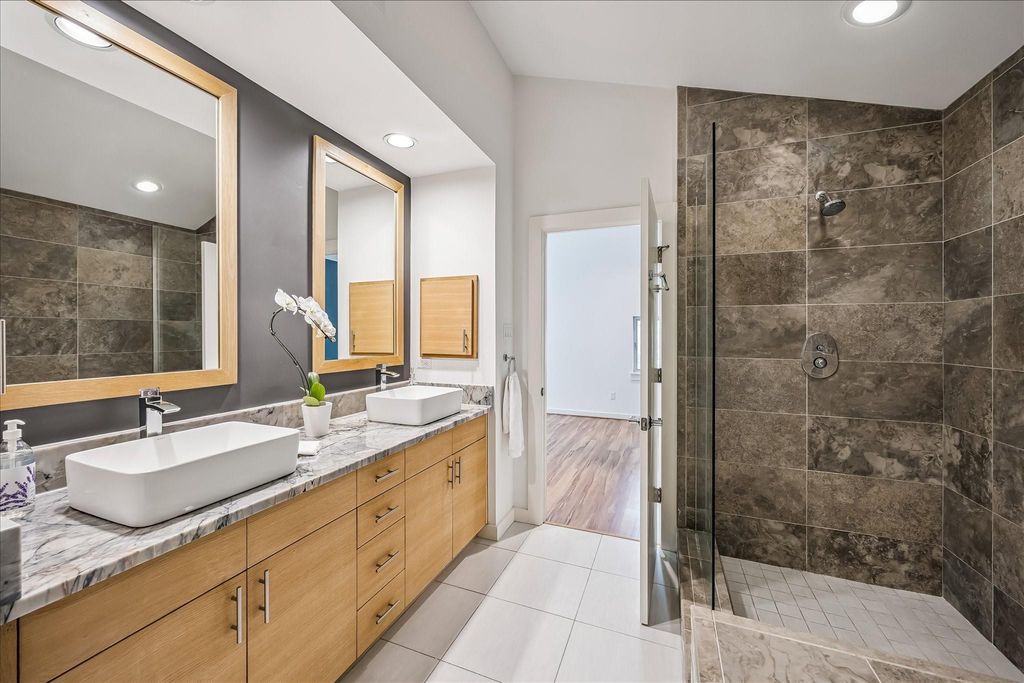 Image 34 of property listing at 530 W 26th Street, Houston, TX 77008