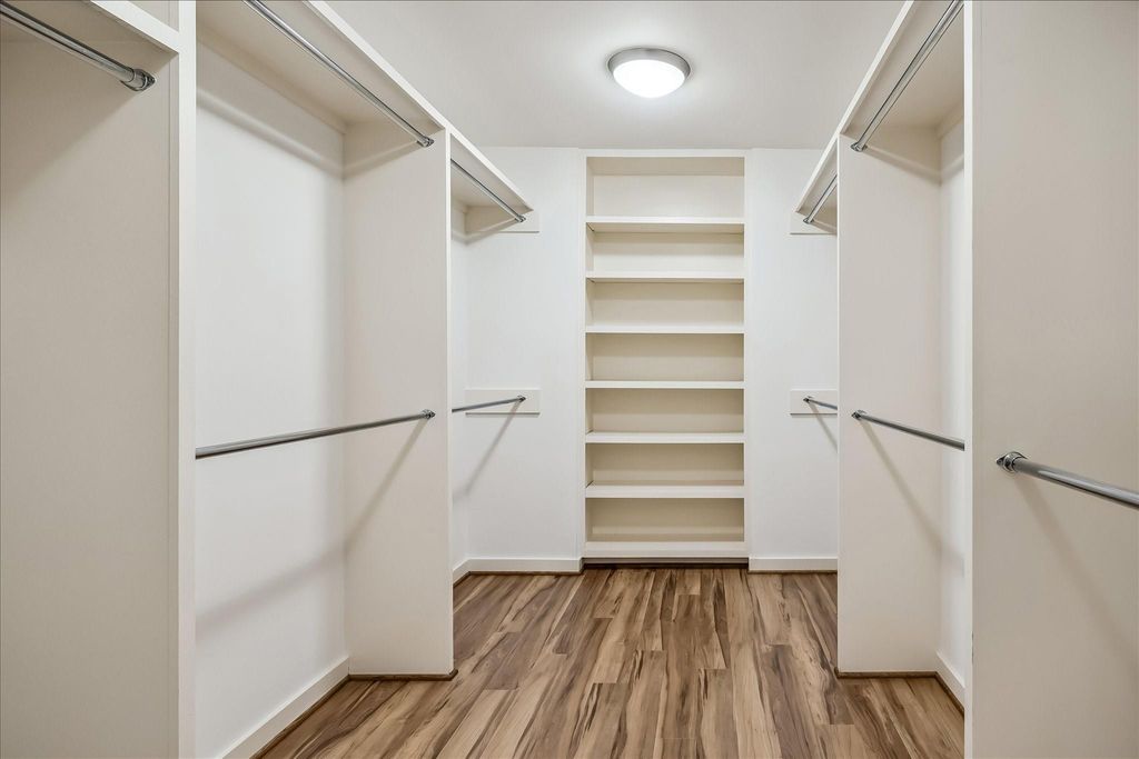 Image 36 of property listing at 530 W 26th Street, Houston, TX 77008