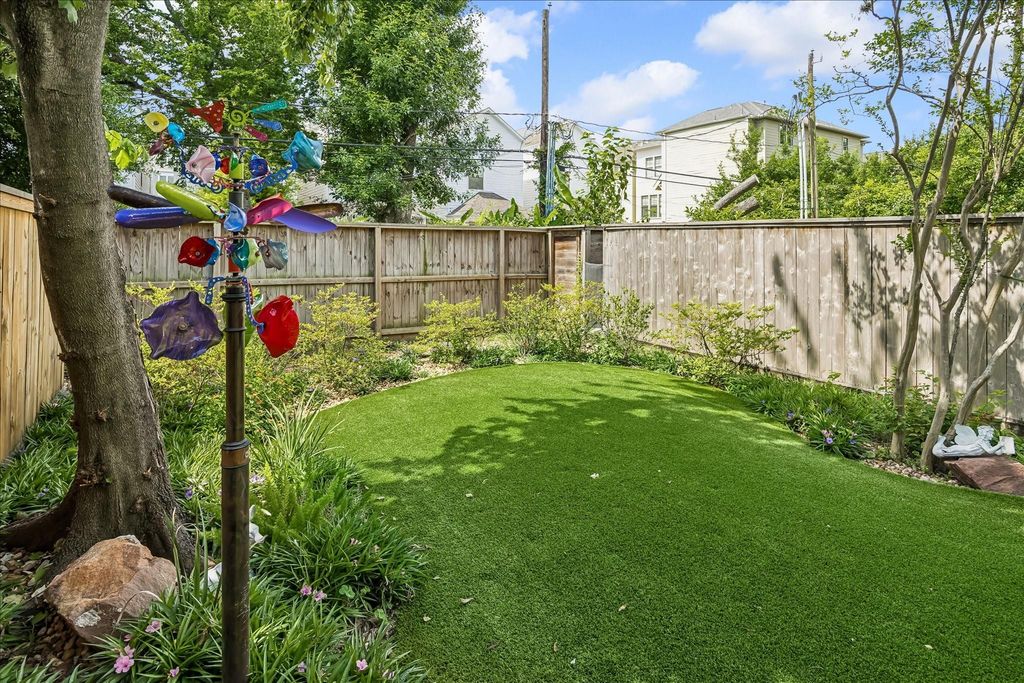 Image 38 of property listing at 530 W 26th Street, Houston, TX 77008