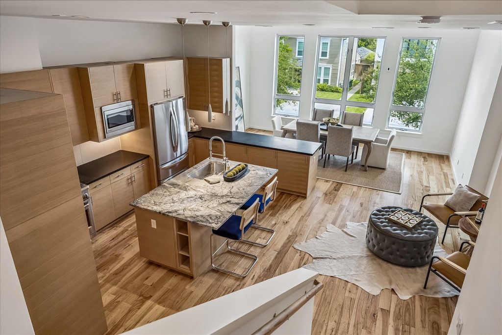 Image 4 of property listing at 530 W 26th Street, Houston, TX 77008