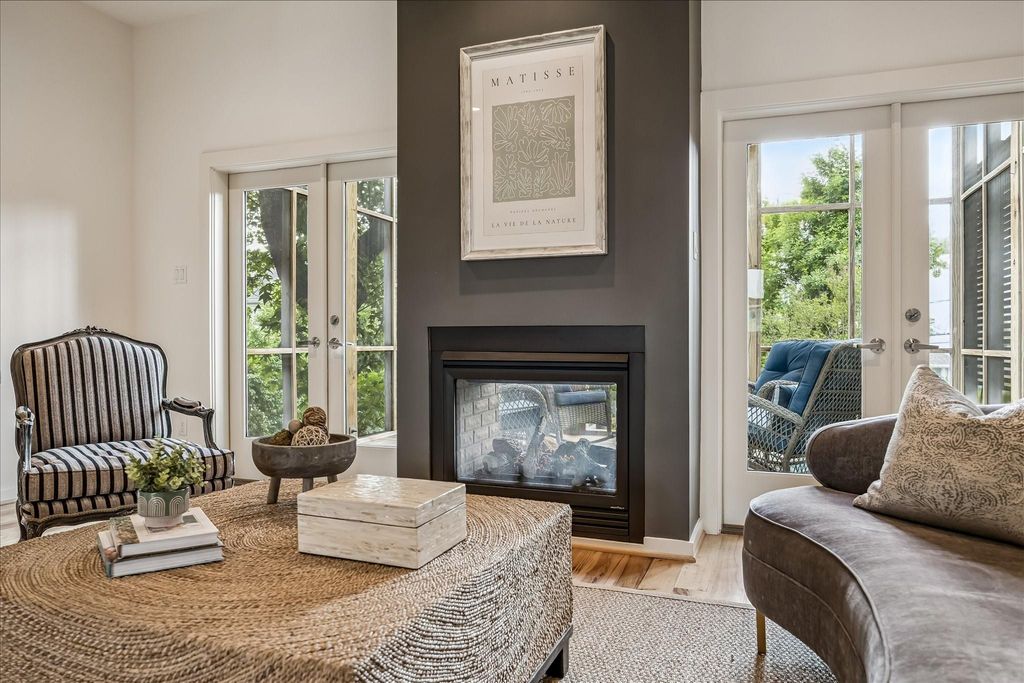 Image 5 of property listing at 530 W 26th Street, Houston, TX 77008