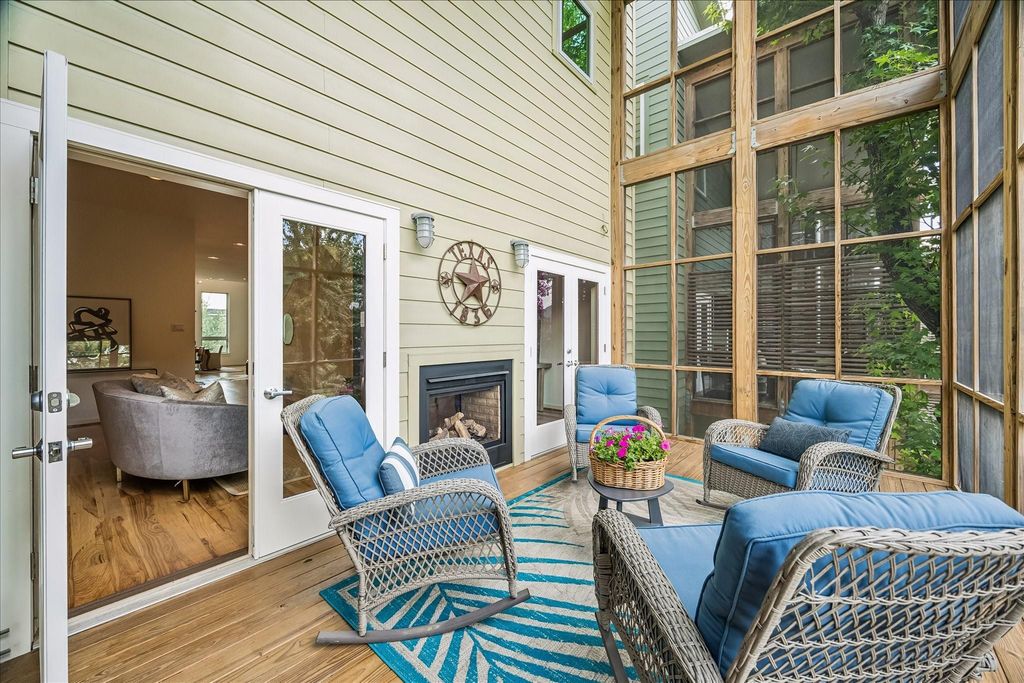 Image 6 of property listing at 530 W 26th Street, Houston, TX 77008