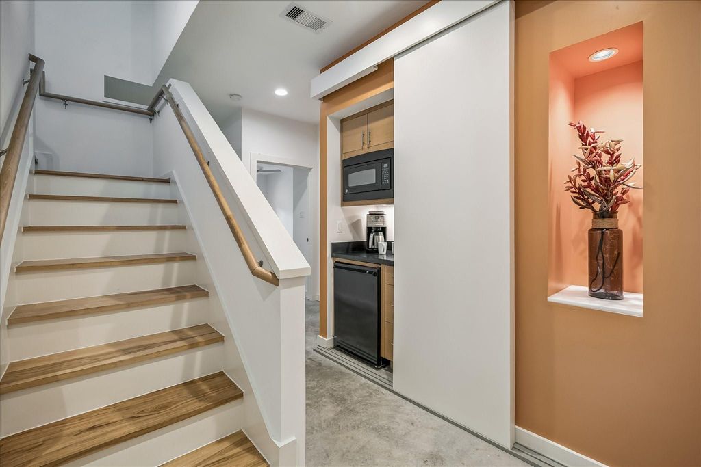 Image 9 of property listing at 530 W 26th Street, Houston, TX 77008