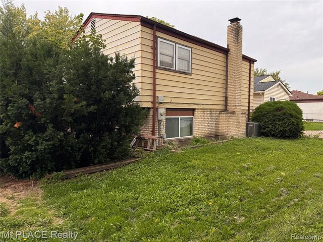 30080 Avondale Drive, Madison Heights, MI 48071