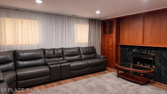 30080 Avondale Drive, Madison Heights, MI 48071