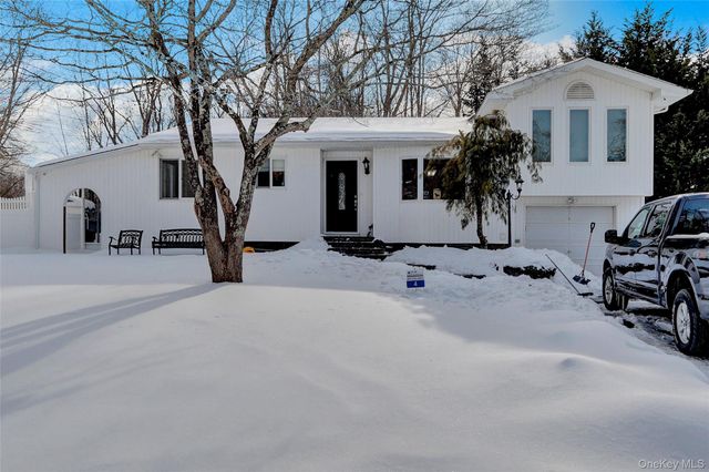 4 Halliday Road, Coram, NY 11727