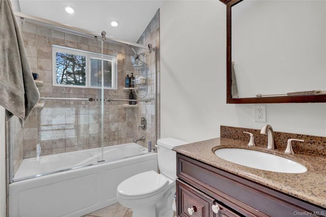 4 Halliday Road, Coram, NY 11727