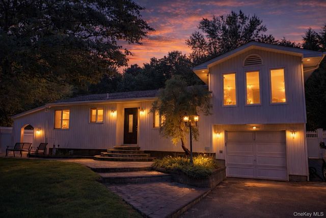 4 Halliday Road, Coram, NY 11727