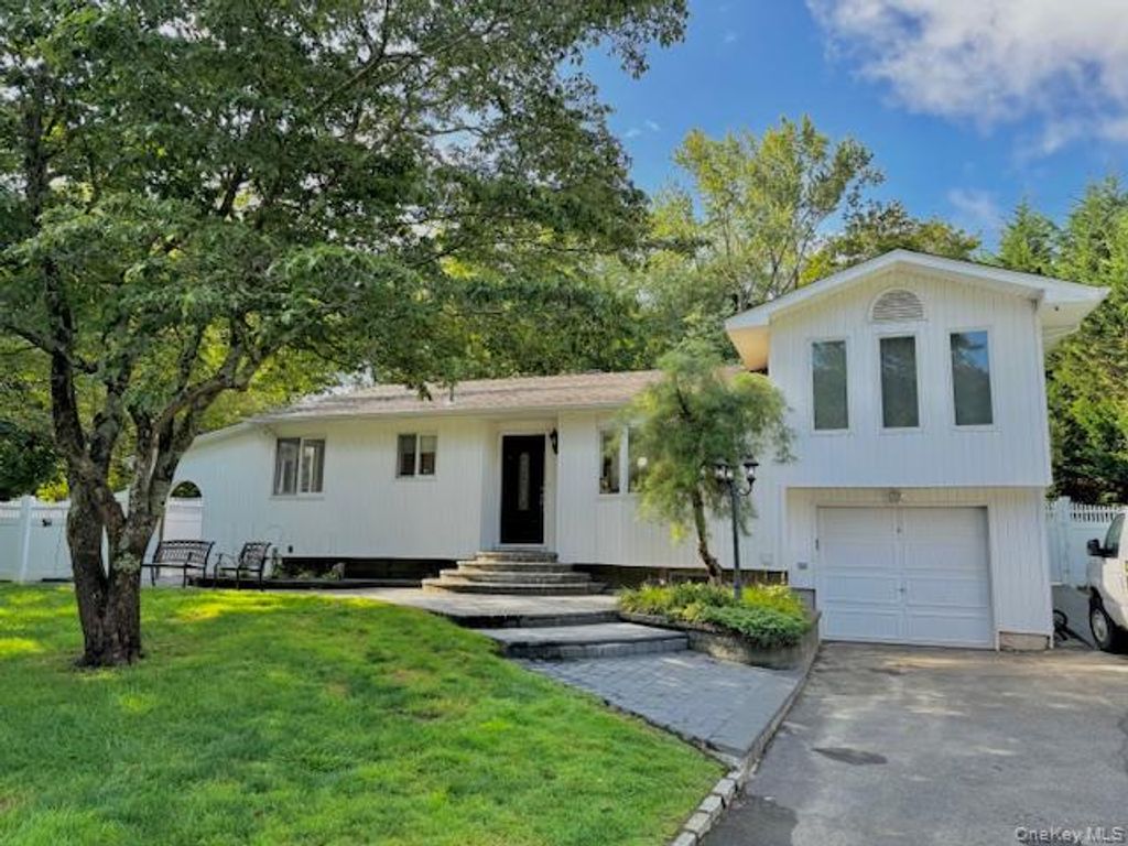 4 Halliday Road, Coram, NY 11727