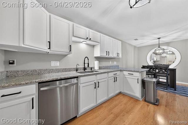 2854 Cottonwood Drive B, Waterford, MI 48328