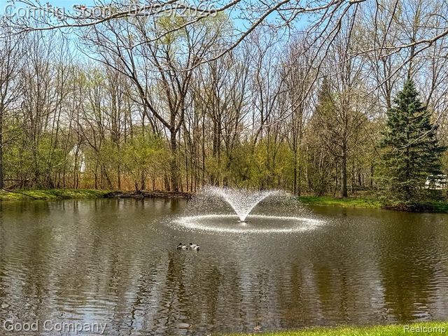 2854 Cottonwood Drive B, Waterford, MI 48328