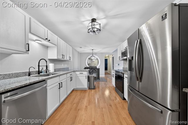 2854 Cottonwood Drive B, Waterford, MI 48328