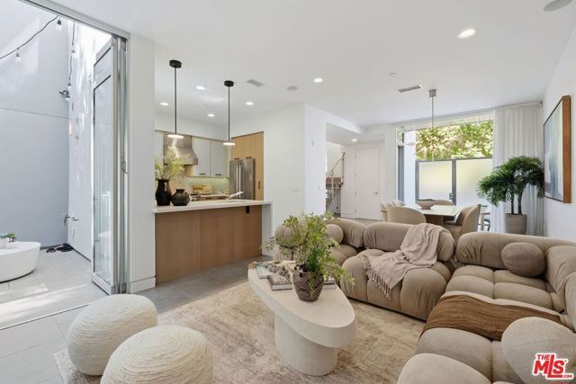 853 21st Street 104, Santa Monica, CA 90403