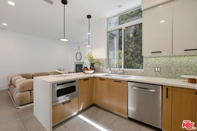 853 21st Street 104, Santa Monica, CA 90403