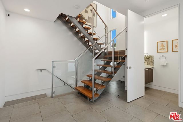 853 21st Street 104, Santa Monica, CA 90403
