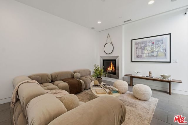 853 21st Street 104, Santa Monica, CA 90403